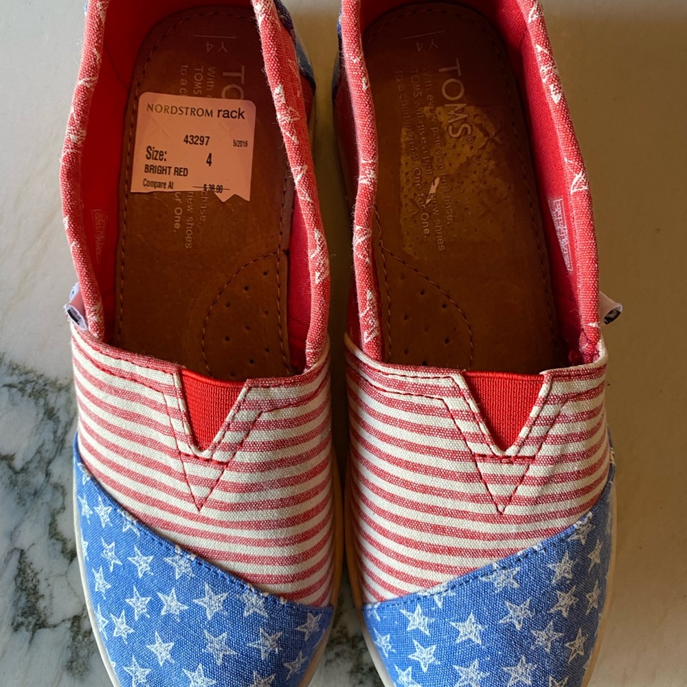 Youth TOMS, Size 4
